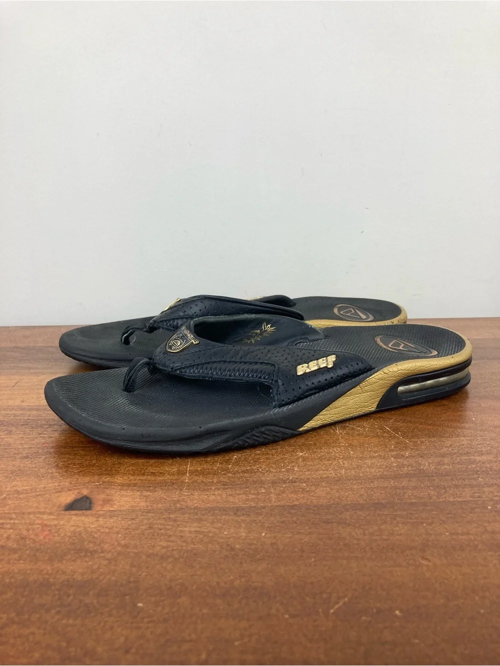 Reef Leather Flip-Flop Sandals Bottle Opener Sole Black Gold Men’s Size 9.